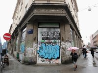 Kavana »Medulić«, ugao Medulićeve i Ilice A  Nakon Drugog svjetskog rata, prostor kavane prenamijenjen je u duhu vremena, u radničku menzu. Godine 1955. godine prizemlje je preuređeno prema projektu arhitekta Ugrenovića u kavanu Bled. U razdoblju od 1964. do 1970. godine u kavani su se održavale predstave kazališta Jazavac. Nakon preseljenja kazališta Jazavac u nekadašnje kino Apollo u Ilici 31, kavana je preuređena i vraćen joj je naziv Medulić.